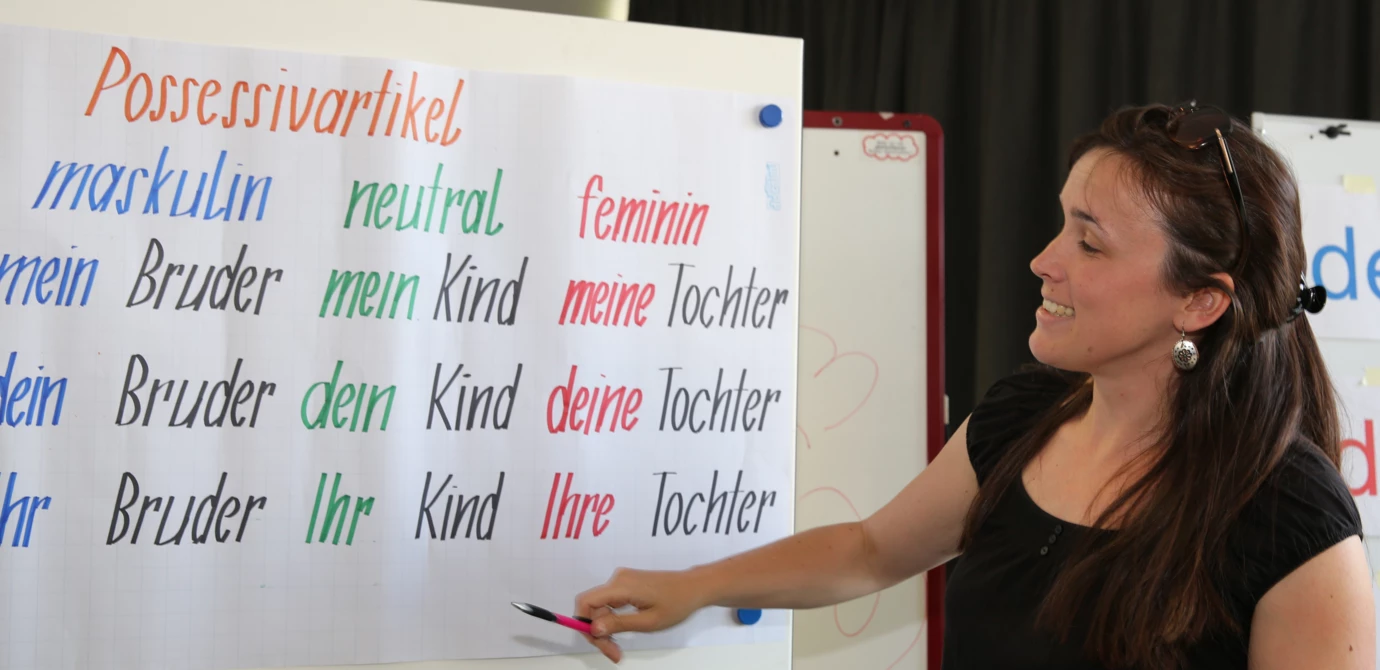 Für ein besseres Verständnis und Miteinander am Arbeitsplatz pauken derzeit 18 gewerbliche Mitarbeiter der Rhomberg Bau drei Monate lang die deutsche Grammatik. Für ein besseres Verständnis und Miteinander am Arbeitsplatz pauken derzeit 18 gewerbliche Mitarbeiter der Rhomberg Bau drei Monate lang die deutsche Grammatik.